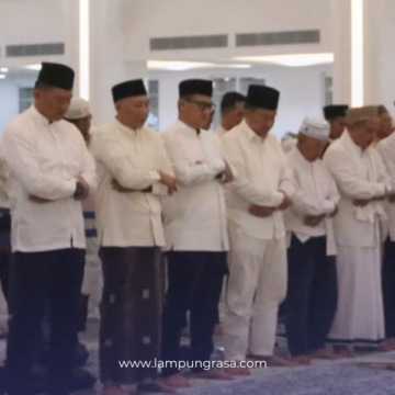 Ketua DPRD Provinsi Lampung, Ahmad Giri Akbar, menghadiri kegiatan Refleksi Akhir Tahun dan Doa Bersama (Istighosah) yang digelar di Masjid Raya Al-Bakrie Lampung