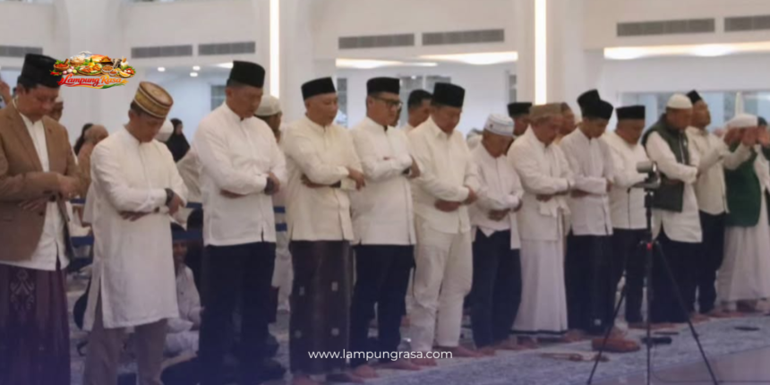 Ketua DPRD Provinsi Lampung, Ahmad Giri Akbar, menghadiri kegiatan Refleksi Akhir Tahun dan Doa Bersama (Istighosah) yang digelar di Masjid Raya Al-Bakrie Lampung
