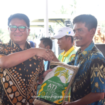 Ketua DPRD Provinsi Lampung, A. Giri Akbar, S.E., M.B.A., menghadiri kegiatan Tanam Padi Bersama Forum Koordinasi Pimpinan Daerah (Forkopimda)