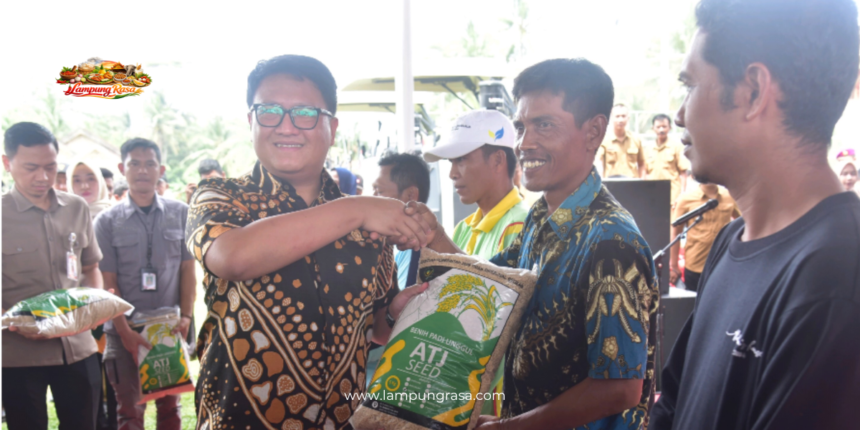 Ketua DPRD Provinsi Lampung, A. Giri Akbar, S.E., M.B.A., menghadiri kegiatan Tanam Padi Bersama Forum Koordinasi Pimpinan Daerah (Forkopimda)