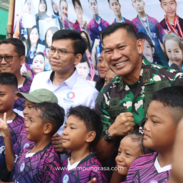 Wakil Ketua Komisi I DPRD Provinsi Lampung, Ade Utami Ibnu, menghadiri secara langsung Acara Pembukaan Kejuaraan Renang BABINSA 21 Cup dalam rangka Memperingati Hari Juang TNI Angkatan Darat Tahun 2025, yang digelar di Kolam Renang Pahoman