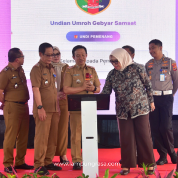 Anggota Komisi III DPRD Provinsi Lampung, Hj. Diah Dharma Yanti, SH, bersama Sekretaris DPRD Provinsi Lampung, Descatama Paksi Moeda hadir dalam kegiatan Gebyar Samsat Tahun 2025