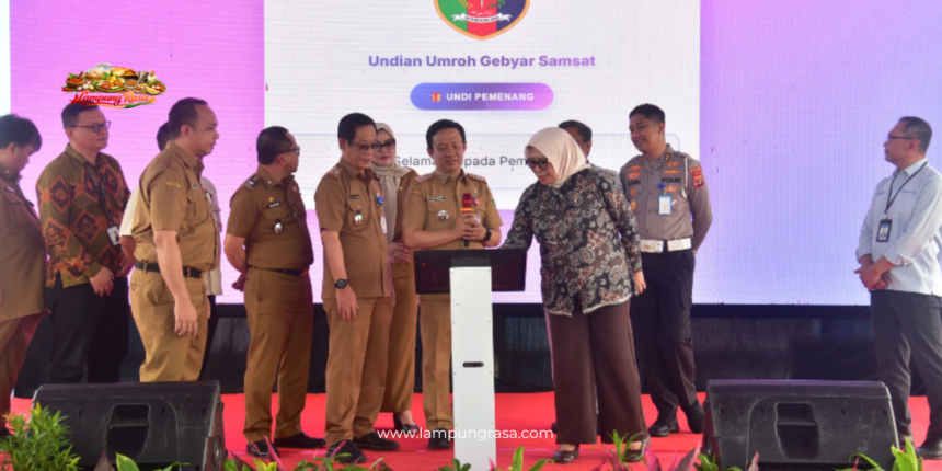 Anggota Komisi III DPRD Provinsi Lampung, Hj. Diah Dharma Yanti, SH, bersama Sekretaris DPRD Provinsi Lampung, Descatama Paksi Moeda hadir dalam kegiatan Gebyar Samsat Tahun 2025